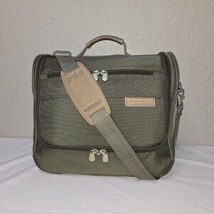 Briggs and Riley Travelware Green Carry-On Hanging Toiletry Kit Duffel Bag